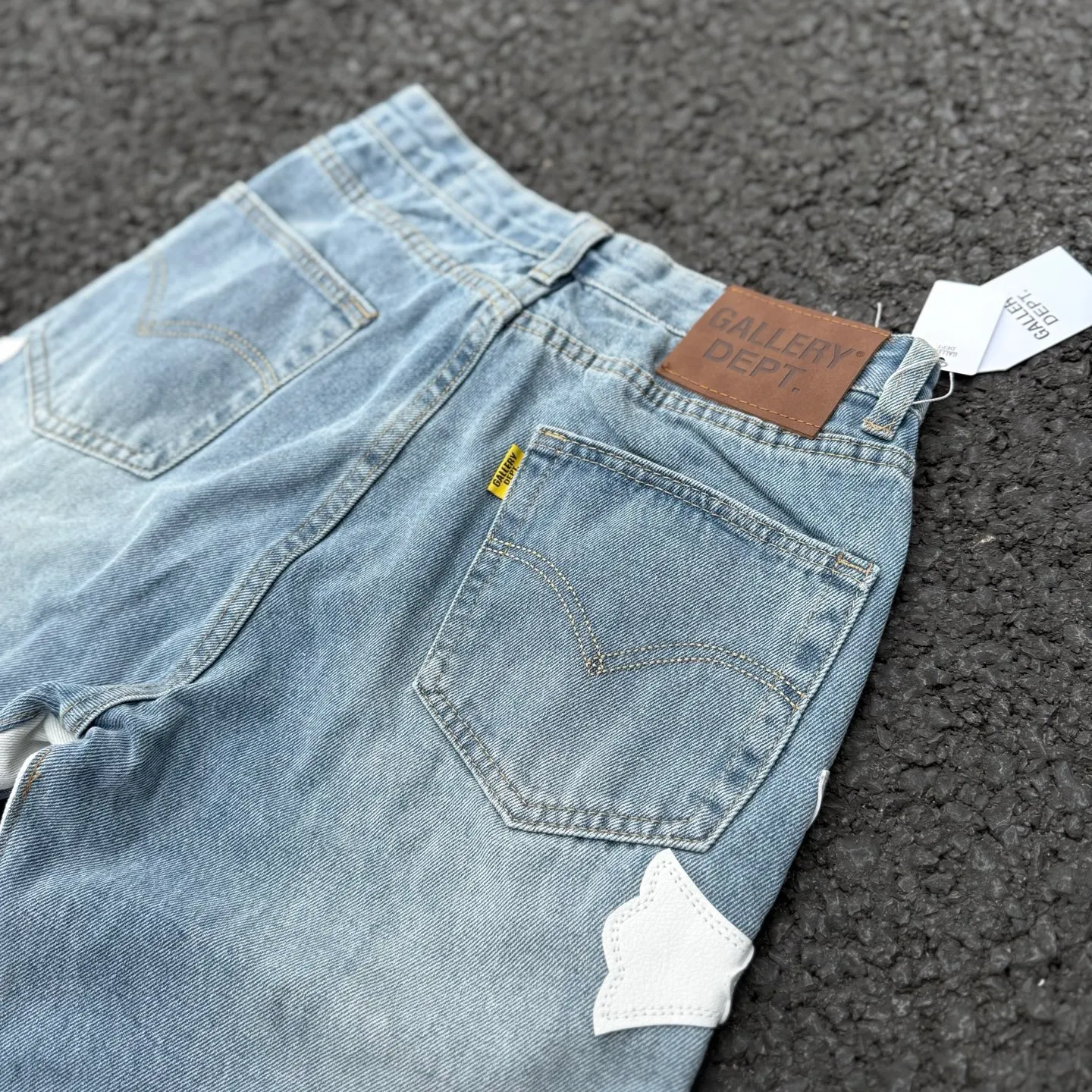 #8146 P290💰 Independent GALLERY DEPT. Vintage multi-leather spliced cross loose washed flared jeans - truly restore the ultimate texture of Vintage - original hardware accessories washed and other elevators, QR code analysis are all purchased from the original factory, high degree of restoration, you are welcome to compare with a certain product~ - Three-dimensional version Loose and comfortable, not picky about the body shape, taller and slimmer, factory Seiko, original factory quality control, same style for men and women, can be matched with couples, versatile recommendation, must-have jeans for all seasons -Size: 28 30 32 34 36